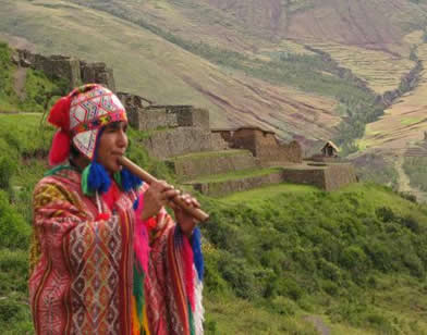 Un runa tocando flauta